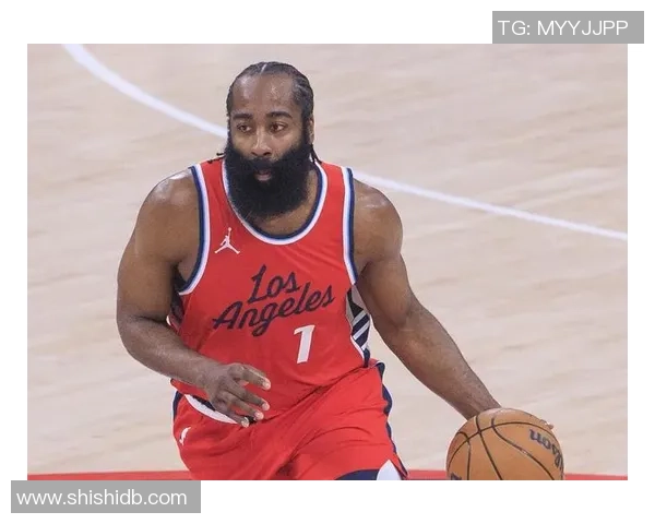 哈登在篮球场上的风采与足球明星的魅力相似之处探讨